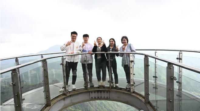 尊龙凯时风管销售中心员工在安徽明堂山景区照片